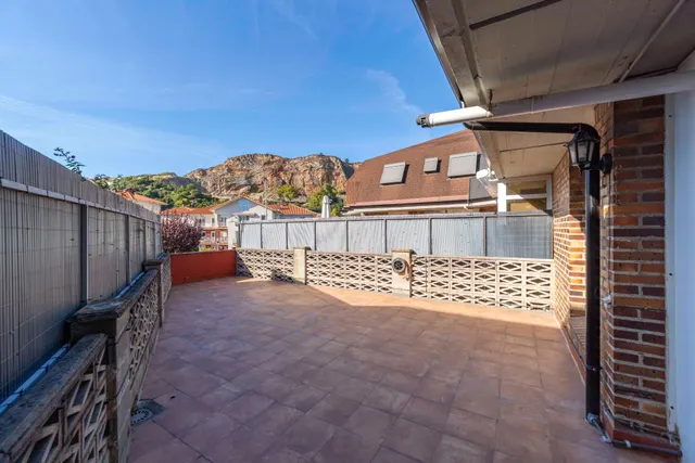 Piso espacioso con terraza y balcón en urbanización privada — 32