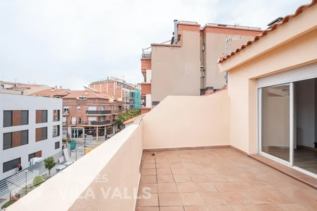 Piso dúplex en pleno centro de Caldes. Ascensor, terraza, 2 balcones y parking incluido. — 23