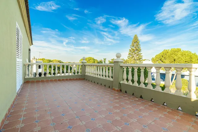 Chalet independiente con piscina privada, amplio jardín y 6 dormitorios en Bollullos de la Mitación — 17
