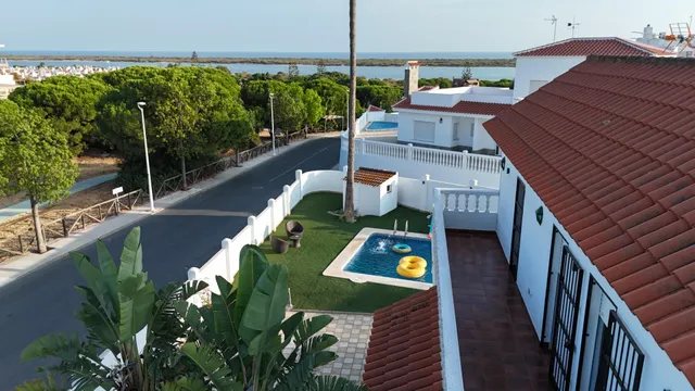 Chalet independiente de esquina con piscina y terraza con vistas al mar en El Rompido Cartaya, Huelva. — 36