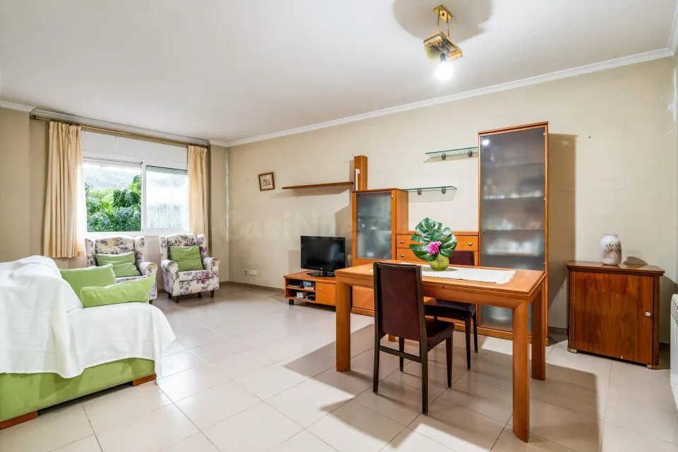 Piso 77m2., 3 Dormitorios, 2 Baños. Exterior con Patio y Ascensor.