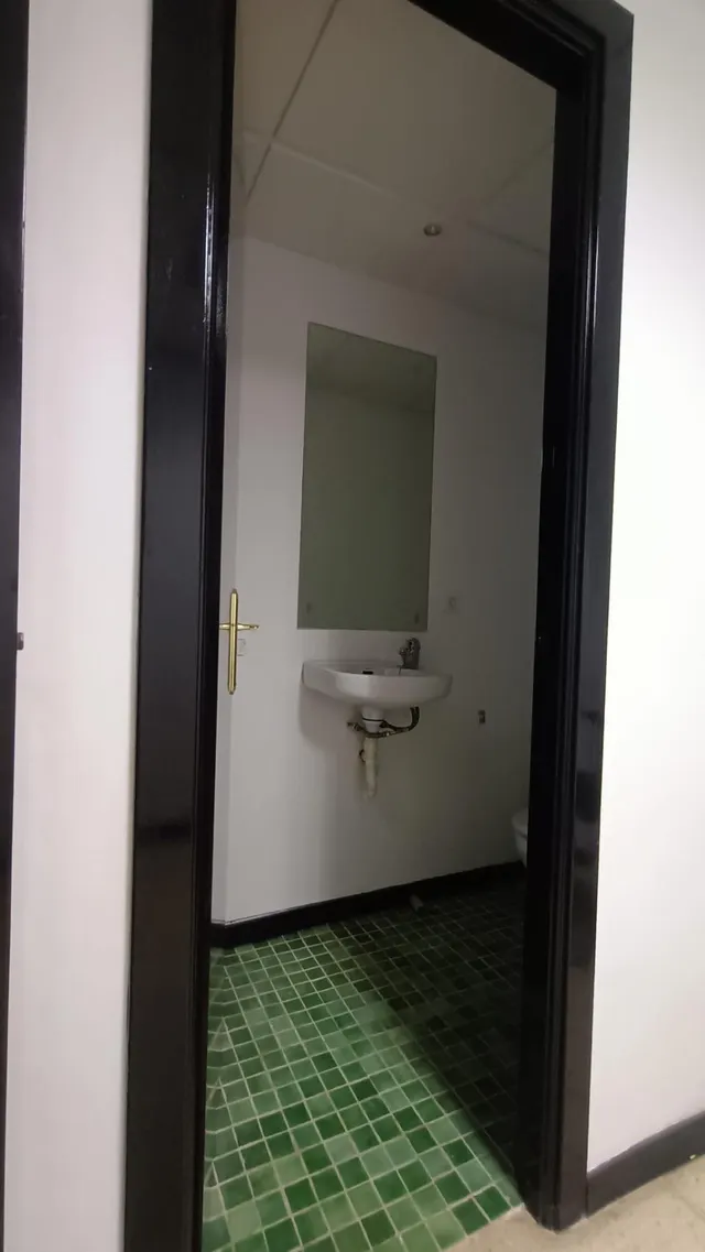 Amplio Local Comercial en Elche - Ideal para Centro Estético o Deportivo — 15