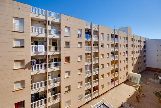 Apartamento de 2 dormitorios con piscina comunitaria en Torrevieja — 24
