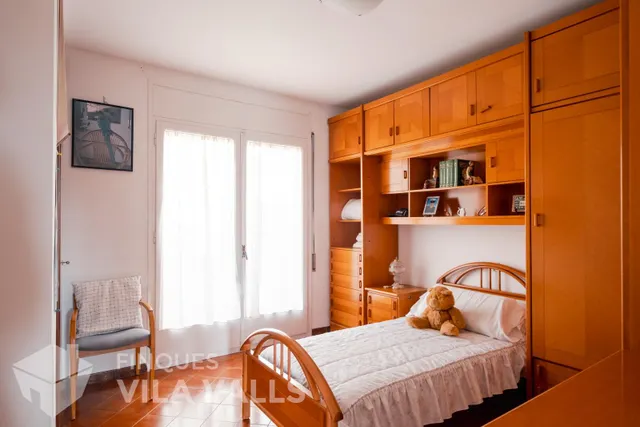 Casa con garaje para 5 coches, 2 terrazas y amplios espacios familiares — 7
