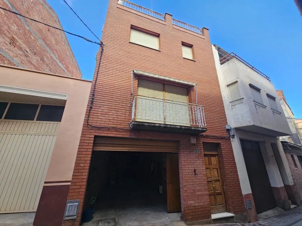 Casa con garaje, patio, balcón y terraza en Alguaire