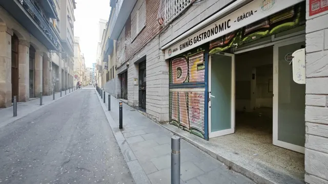 Local en venta para reformar en la calle Salinas, Vila de Gràcia. — 4