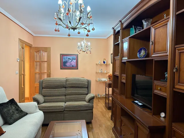 Se vende apartametamento seminuevo en el centro de Valencia de Don Juan, amueblado y equipado, cocina, salón, 2 hab., baño, aseo, ascensor, trastero y plaza de garaje — 7