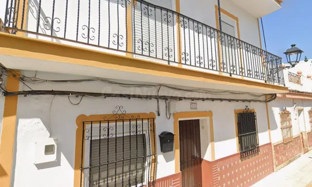 Se vende casa independiente OKUPADA en Calle Hermanos Ñlvar