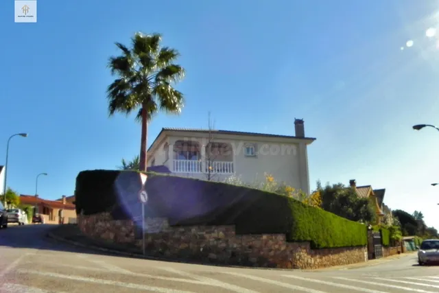 EMPIRE HOMES VENDE Chalet en "La Sierrilla" (Cáceres) - foto 4