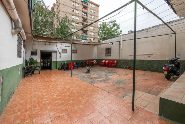 AMPLIO LOCAL CON TERRAZA Y MULTIPLES POSIBILIDADES!!!!!!!!!! — 24