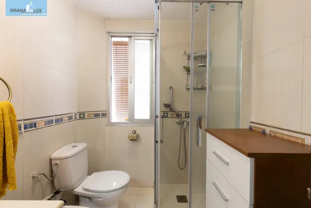 Piso de 3 dormitorios en calle milán, zaidín | muy luminoso y con gran potencial — 19