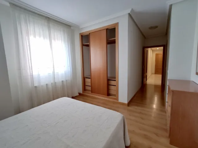 Piso seminuevo con cuatro amplios dormitorios, dos baños completos, garaje, trastero y piscina comun — 17