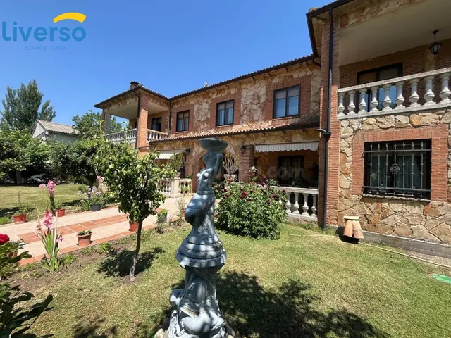 Espectacular Chalet de Lujo con Extensa Parcela y Servicios  - foto 2