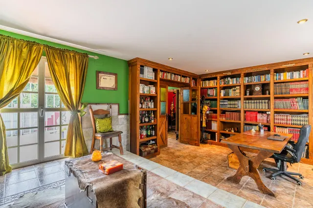 VENTA DE CHALET EN VENTA EN LAS DEHESILLAS — 48