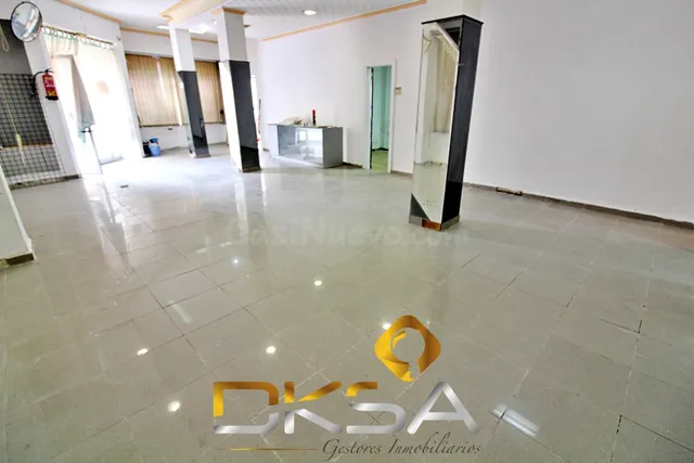 Amplio local comercial esquinero, con grandes ventanales y b - foto 2