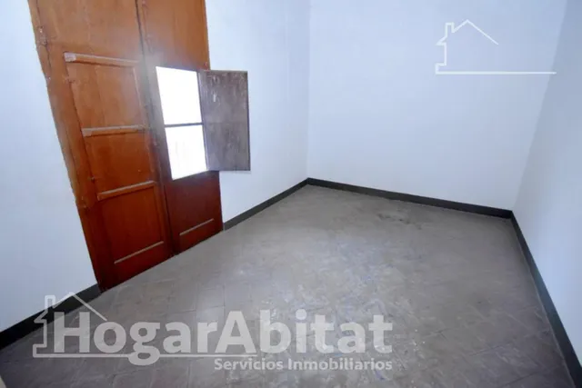 Extraordinaria finca con local comercial y múltiples posibilidades de reconversión a reformar en pleno centro — 5