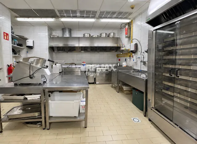 Oportunidad Única: Local comercial. Rostisseria equipada en Venta en Flaçà, Girona. A un paso de la Estación de Tren. — 7