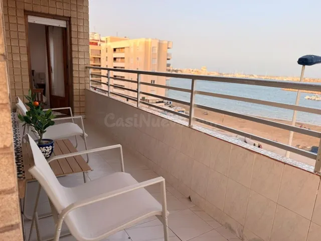 Alquiler temporal en primera línea de playa en Torrevieja - foto 5