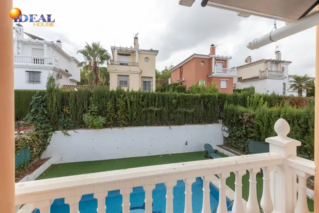 Casa independiente con piscina en La Zubia. — 22