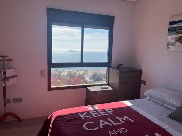 Alquiler todo el año, Apart. 1 dorm. de 90 m2, salón amplio y cocina con isla, reformado, vistas mar — 27