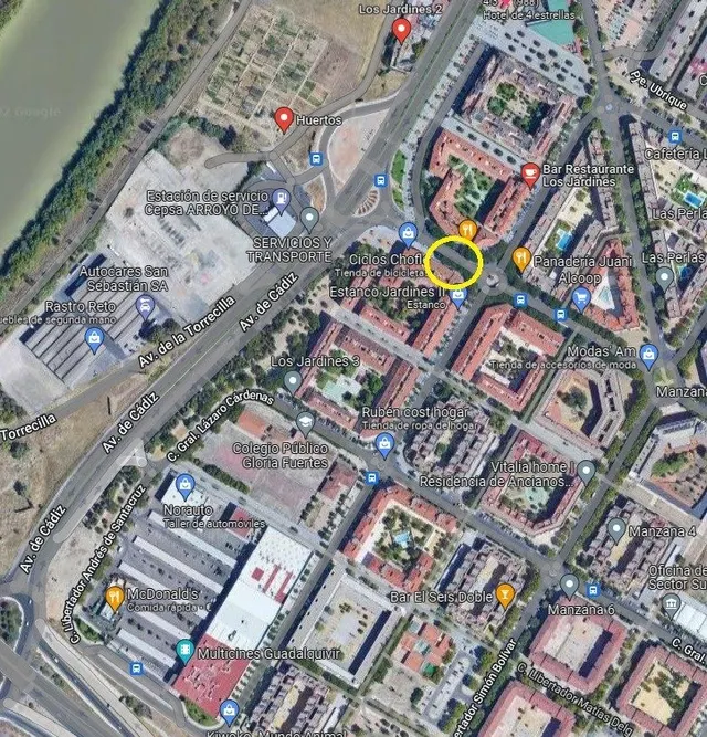 SE VENDEN DOS LOCALES JUNTOS A ESCASOS METROS DE LA AVENIDA DE CÁDIZ. — 23