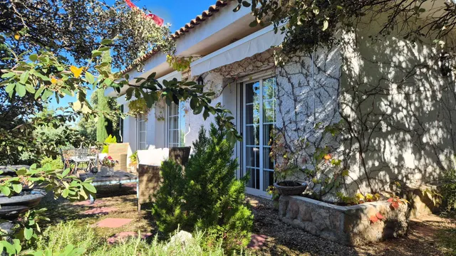 Precioso chalet con espectacular piscina y jardín autóctono — 7
