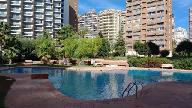Amplio piso con 4 dormitorios y vistas al mar y Benidorm en zona Levante. — 3