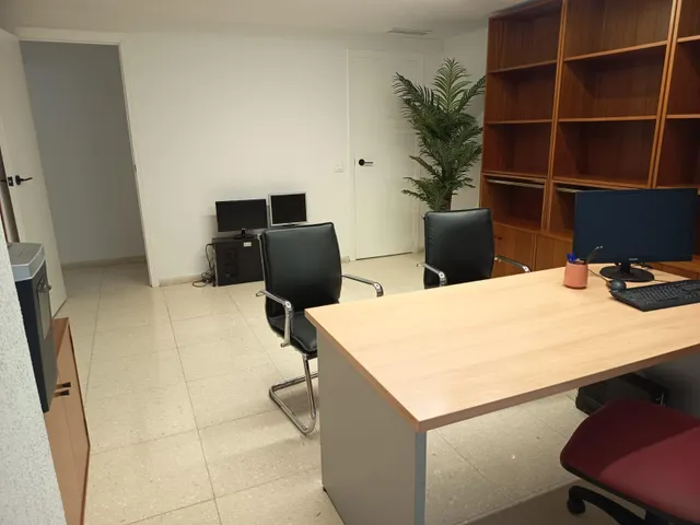 Despachos entre 14 a 20 m2, totalmente reformado y mucha luz natural, situado en pleno centro, con facilidades de parking — 20