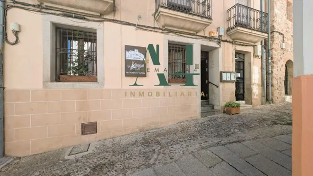 Negocio a pleno rendimiento en el casco antiguo de Cáceres — 39