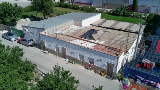 FINCA CON 3 APARTAMENTOS, NAVE Y 2.325 M2 DE PARCELA EN EL R - foto 3