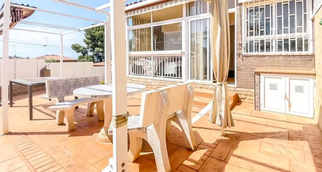 CASA ADOSADA ESQUINERA CON GRAN TERRAZA EN ELS MASSOS DE COM - foto 5