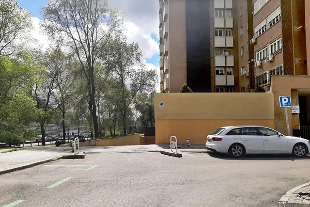 Plaza de Garaje con acceso directo desde ascensor en Avenida de Burgos. — 12