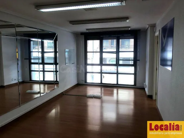 Céntrico local para reconvertir en Torrelavega. - foto 4