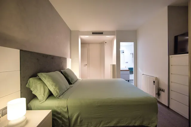 Ático con gran terraza y solárium privado en el corazón de Alicante — 26