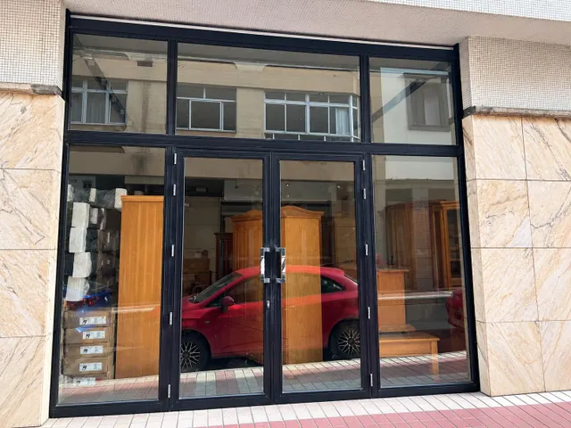 Local comercial en Schamann con escaparate, zona de exposición y amplio almacén — 10