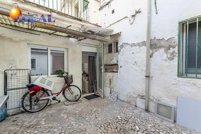 Local adaptado a vivienda en el Zaidin. — 15