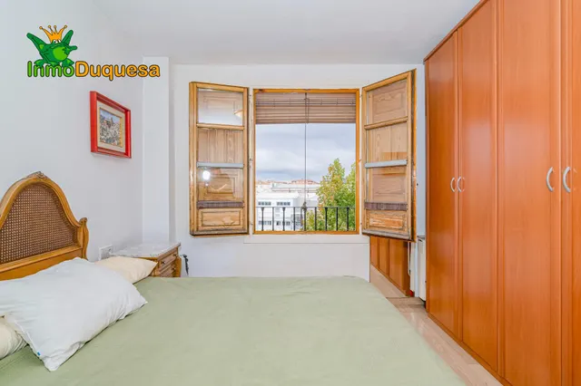 Piso de 4 dorm. con ascensor y Plaza de aparcamiento. Avda. de Madrid. — 14