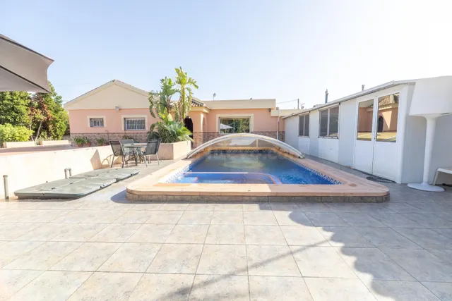 ESPECTACULAR VILLA CON 35.548 m2 DE TERRENO A 5 MINUTOS DE F