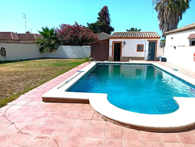 Chalet urbano en Los Gallos. — 28