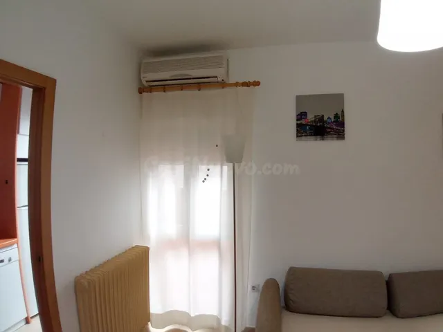 PISO AMUEBLADO DE DOS DORMITORIOS EN PLANTA BAJA, CON AMPLIO SALÓN, COCINA INDEPENDIENTE Y PATIO. CALEFACCIÓN DE GAS INDIVIDUAL, AIRE ACONDICIONADO, ARMARIOS EMPOTRADO. — 4