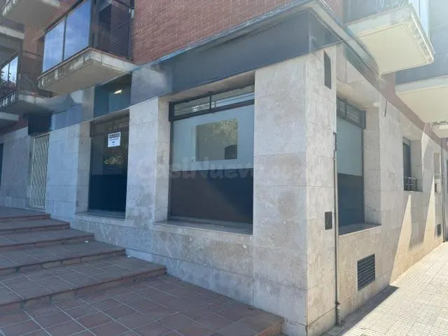 ALQUILER LOCAL COMERCIAL BUENA ZONA DE GELIDA - foto 2