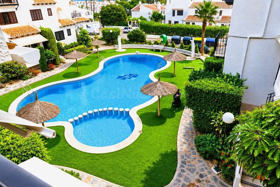 Apartamento con piscina comunitaria, Alicante, Orihuela Costa. 2 habitaciones, 71 m2, 600 metros del mar