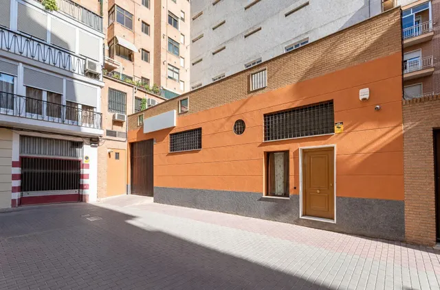 AMPLIA PLANTA BAJA JUNTO ARABIAL CON GARAJE — 20