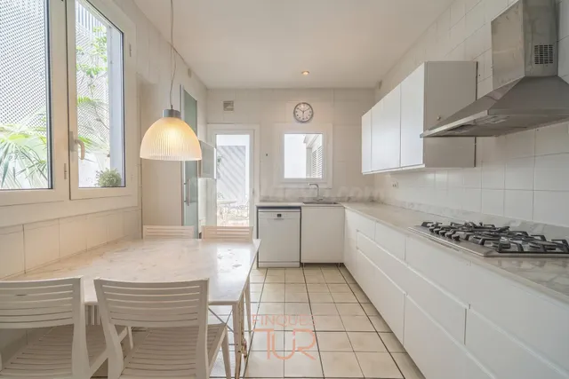 ENCANTADORA CASA DE PUEBLO con patio y terrazas en el casco  - foto 4