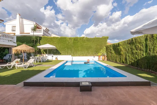 CHALET CON PISCINA Y JARDÍN A SOLO 10 MINUTOS DE GRANADA — 2