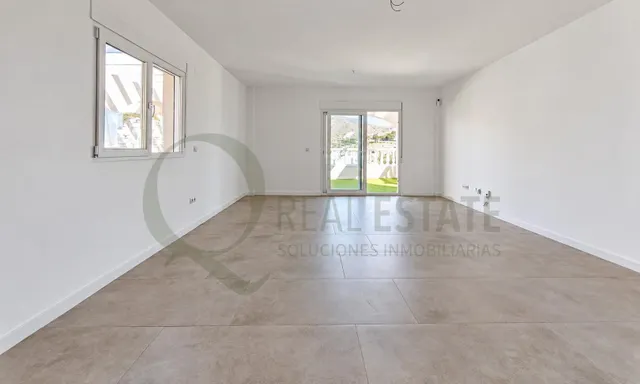 Chalet independiente con jardín y amplias terrazas en Lanuza, El Campello. — 9