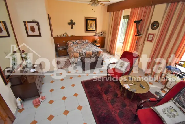 VILLA de 2 alturas con JARDÍN y PISCINA — 43