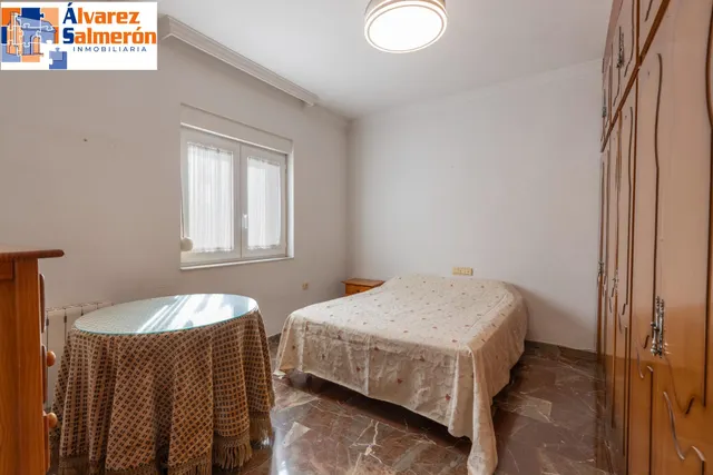Casa en esquina en venta en Las Gabias — 48
