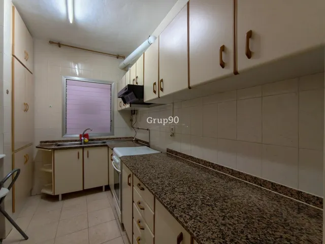 Piso económico con balcón en Plaza del Treball (Lleida) — 13