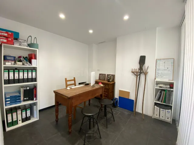 Amplio local con trasteros y zona de oficina. - foto 4